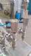 M�quina llenadora con 2 boquillas para l�quidos y enroscador de tap�n pilfer