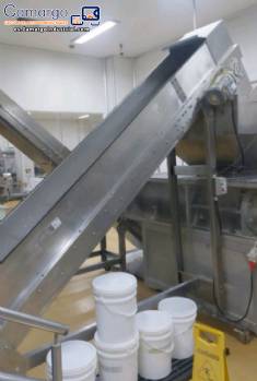 Cinta transportadora inclinada Divamaq con tacos de acero inoxidable