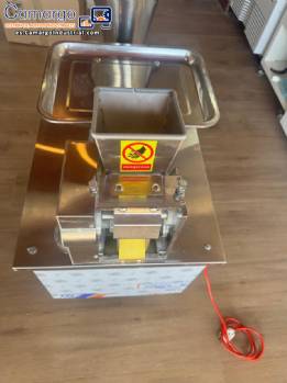 M�quina autom�tica de formado y llenado para pasteles salados, dumplings y empanadas - Dingchang Machine TDM 80