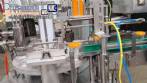 M�quina rotativa de llenado y dosificaci�n con unidad de taponado y sellado para vasos y botellas, con capacidad para 2.000 unidades.
