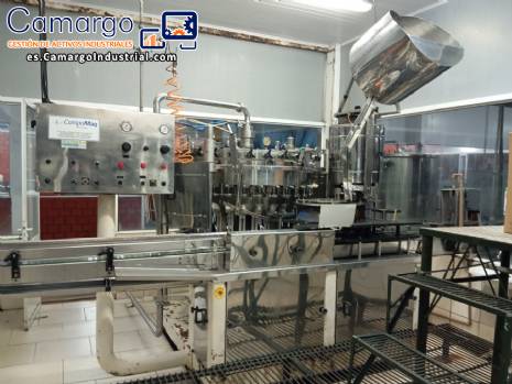 Llenadora rotativa de acero inoxidable para bebidas carbonatadas y refrescos, 30 boquillas, CompoMaq con unidad de tapado. Llenadora rotativa de acero inoxidable para bebidas carbonatadas y refrescos, 30 boquillas, CompoMaq con unidad de tapado.