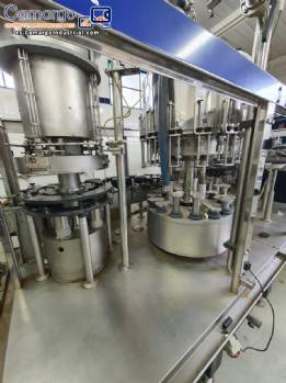 Máquina embotelladora automática Zegla de tres bloques con taponadora y enjuagadora para botellas de vino con corcho. Máquina embotelladora automática Zegla de tres bloques con taponadora y enjuagadora para botellas de vino con corcho.