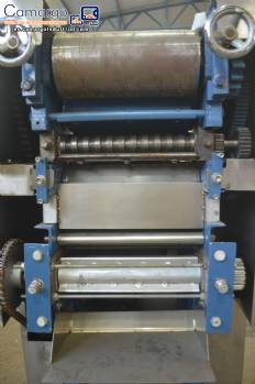 Moldeadora y cortadora de cilindros para snacks de masa de trigo Moldeadora y cortadora de cilindros para snacks de masa de trigo