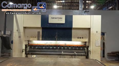 Plegadora hidráulica CNC Newton de 175 toneladas para el plegado de chapas de hasta 3.050 mm de espesor. Plegadora hidráulica CNC Newton de 175 toneladas para el plegado de chapas de hasta 3.050 mm de espesor.